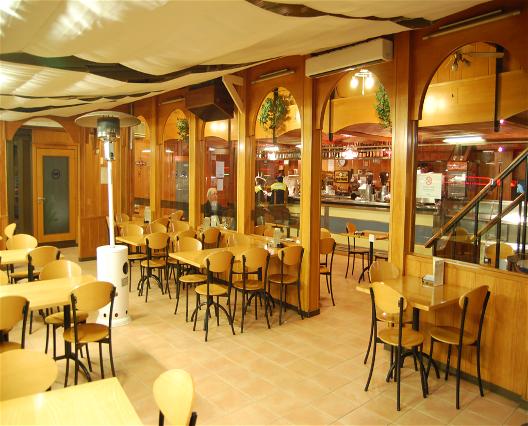 Imatge de l'interior del restaurant 'margu' de Gav Mar (en la banda muntanya de l'autovia de Castelldefels) (Any 2012)